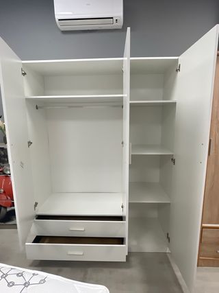 Armario blanco de madera