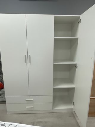 Armario blanco de madera