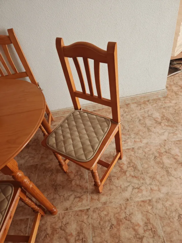 Tavolo rotondo in legno con 4 sedie