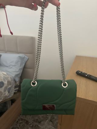Bolso verde acolchado con cadena