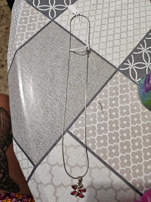 Collar mariposa con piedras rosas y plateado