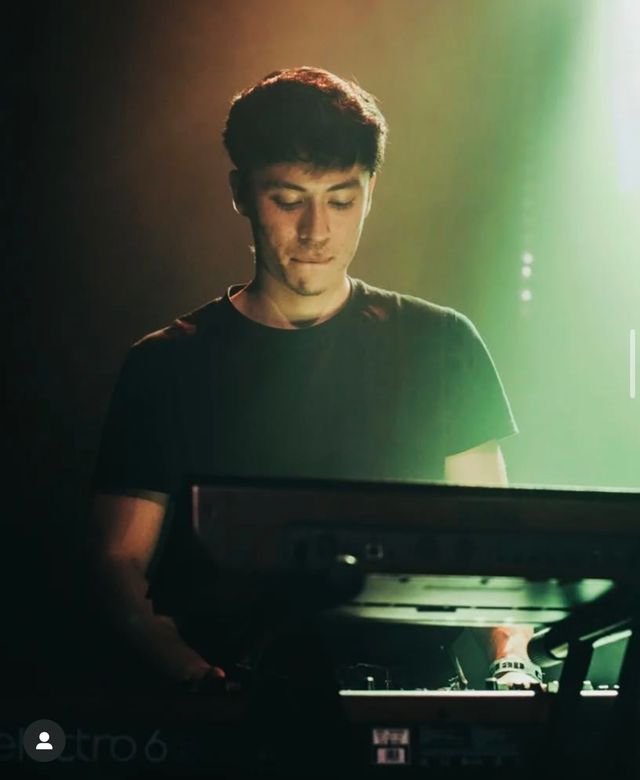 Clases de piano con pianista/teclista profesional.