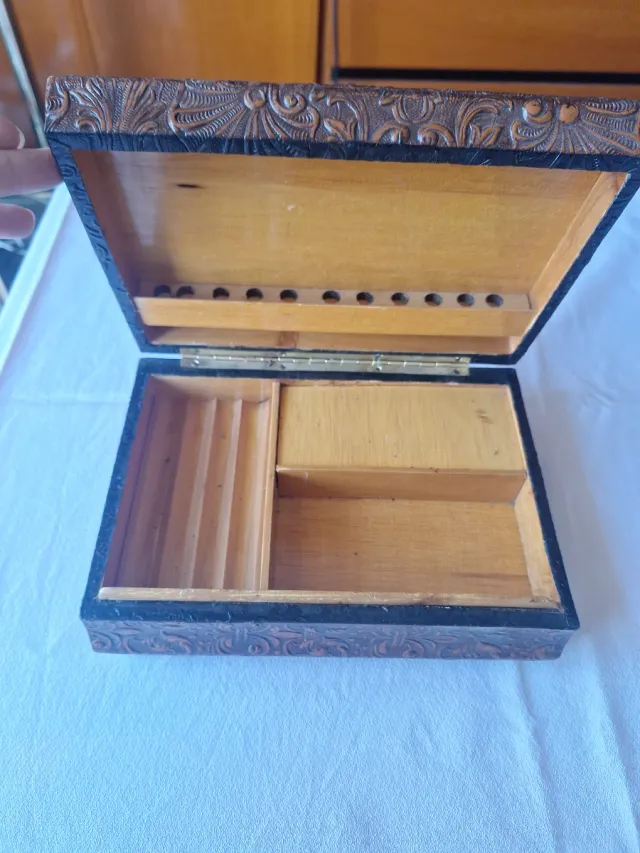 Caja decorativa de madera con barco