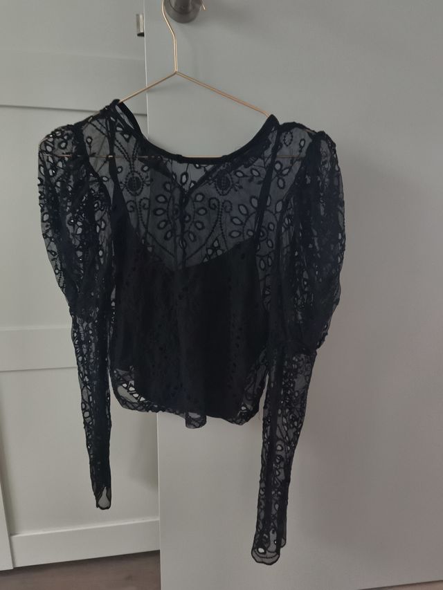 Camiseta Zara negra manga larga encaje