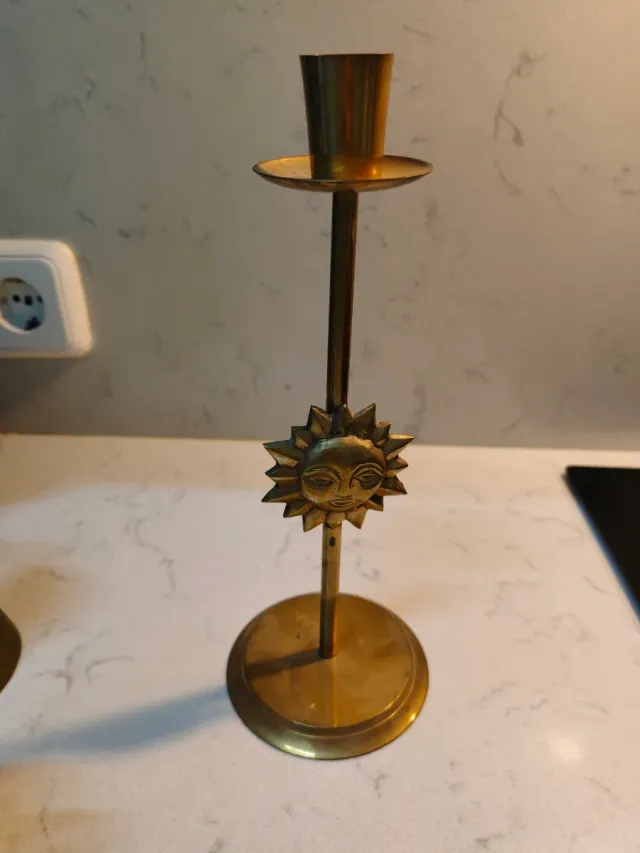 Candelabro de cobre con diseño de sol