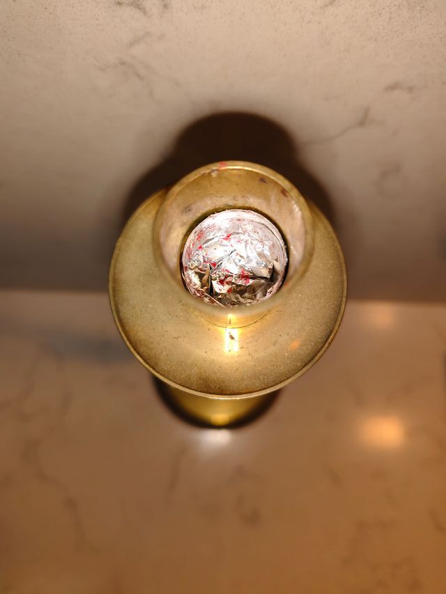 Candelabro de cobre con diseño de sol