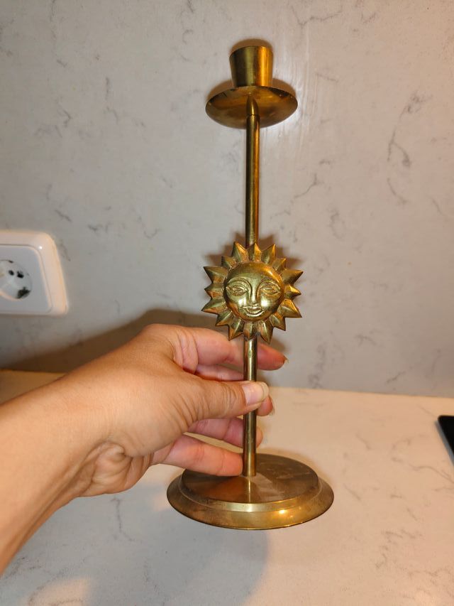 Candelabro de cobre con diseño de sol