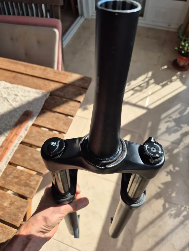 Horquilla RockShox Recon 100mm con control Remoto.