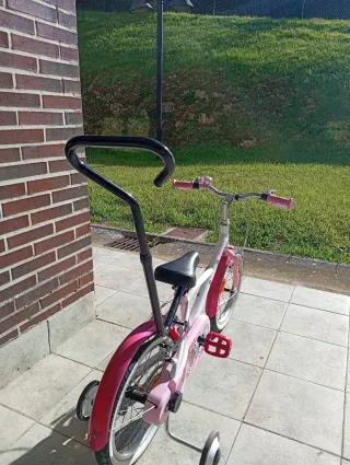 Bicicleta infantil rosa con ruedines