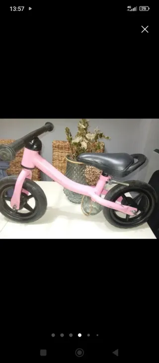 Bicicleta infantil rosa con ruedines