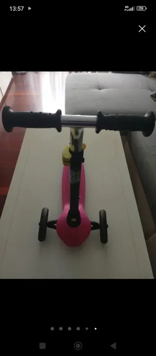 Bicicleta infantil rosa con ruedines