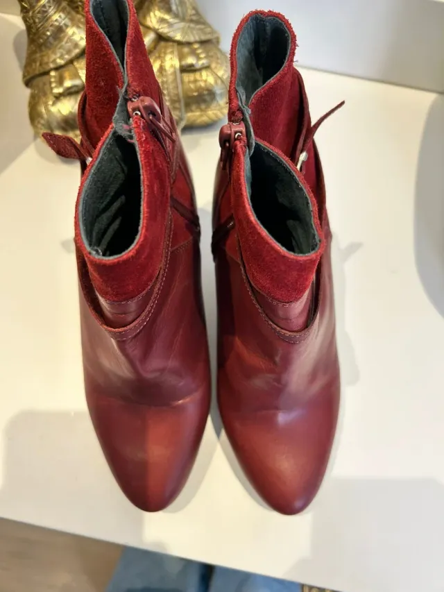 Botines de piel rojos con hebilla