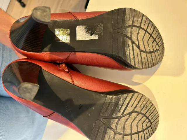 Botines de piel rojos con hebilla