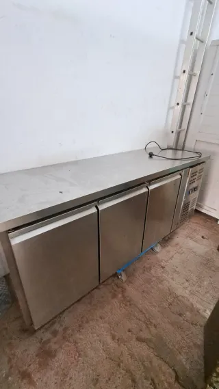 Bajomostrador industrial tres puertas