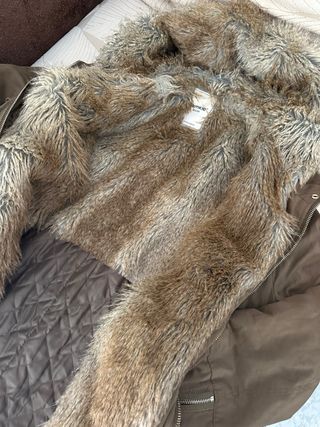 Abrigo verde militar con capucha