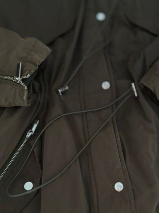 Abrigo verde militar con capucha