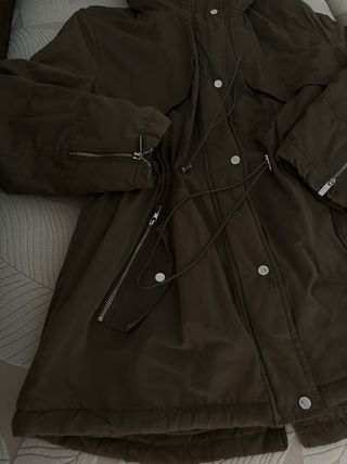 Abrigo verde militar con capucha
