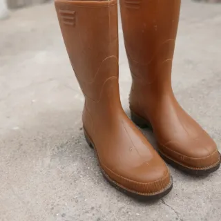Botas de agua marrones