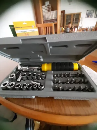 Estuche 40 piezas llaves, puntas y vasos