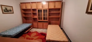 Mueble salón convertible en camas. Mesa y sillas