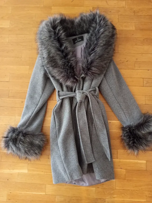 Abrigo gris con cuello y puños de pelo nuevo