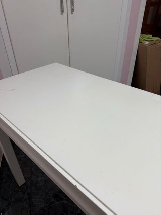 Mesa y cómoda blanca lacada
