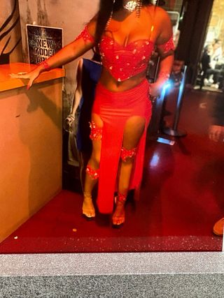 Vestido de fiesta rojo y dorado