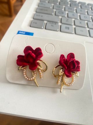 Pendientes rojos y dorados estilo retro