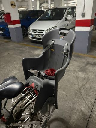 Bicicleta blanca con silla para niño