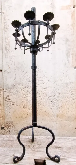 Lampadario da appoggio in ferro battuto