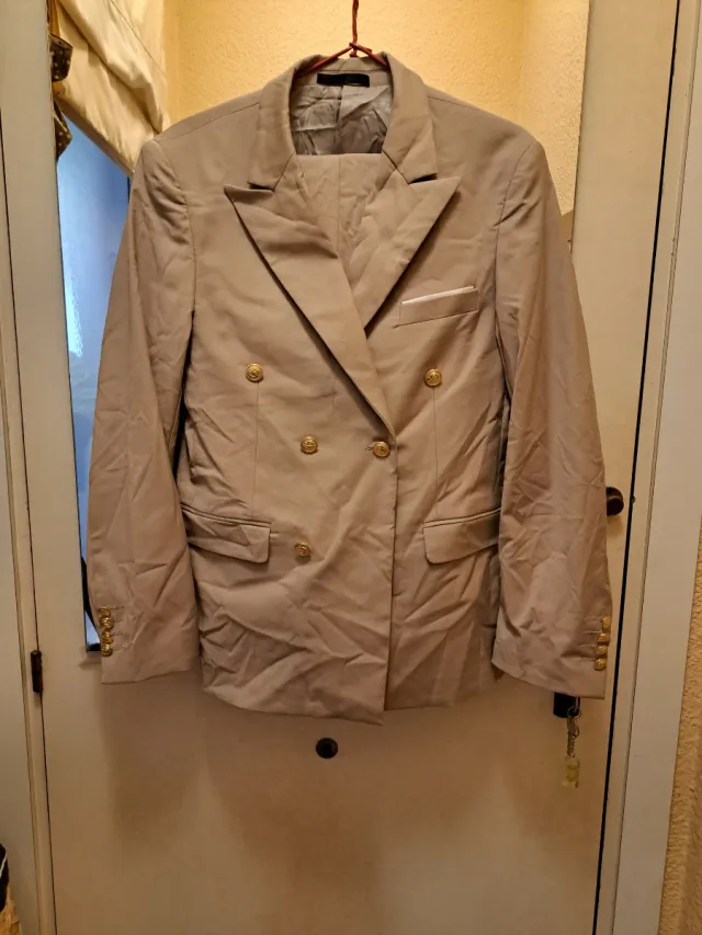 Traje Beige Doble Botonadura Dorado