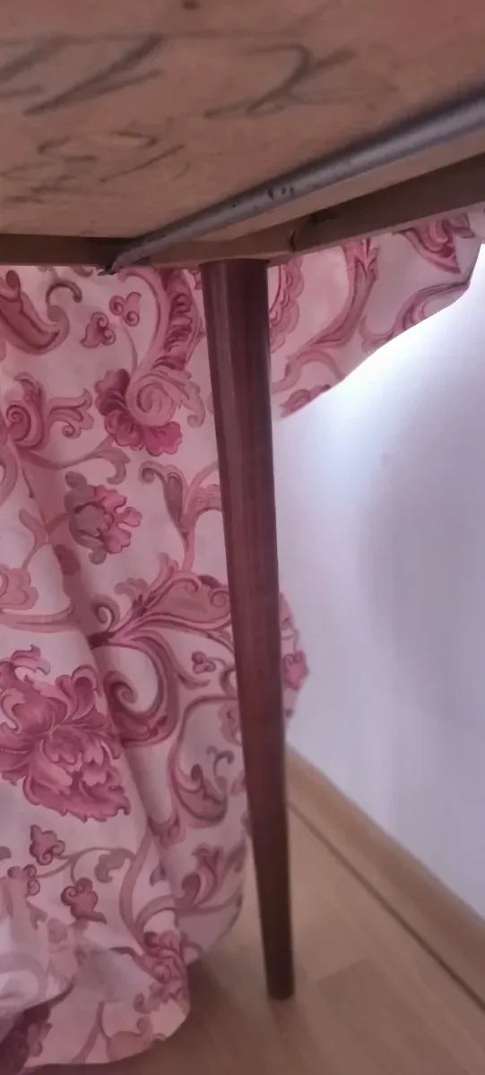 Mesa camilla y 2 sillas de mimbre