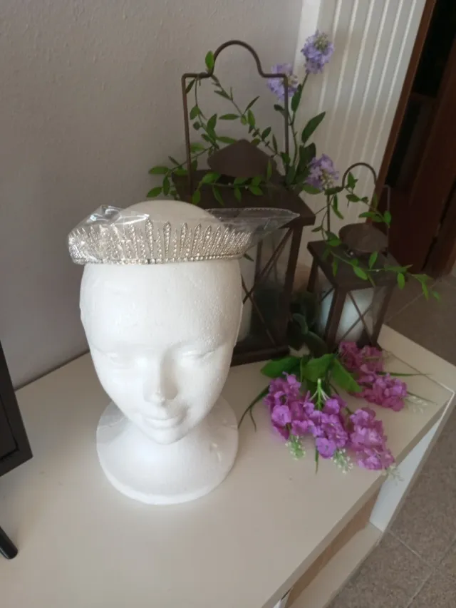 Corona plateada con cristalitos