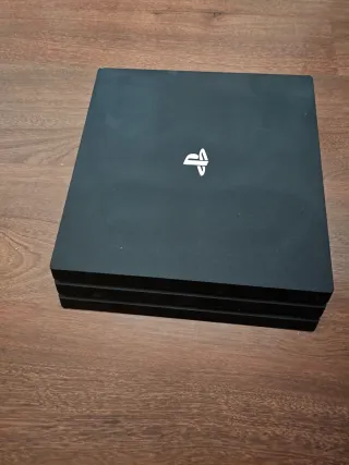 Consola PS4 negra con 8 juegos.