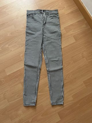 Pantalones pitillo cuadros blanco y negro