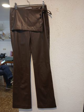 Pantalón Mango efecto piel marrón