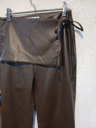 Pantalón Mango efecto piel marrón