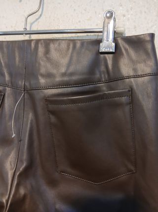 Pantalón Mango efecto piel marrón