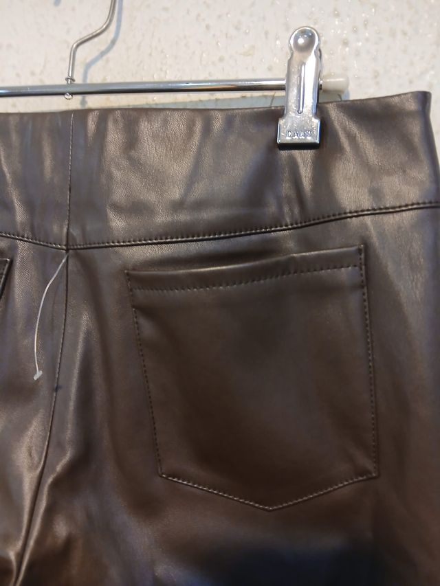 Pantalón Mango efecto piel marrón