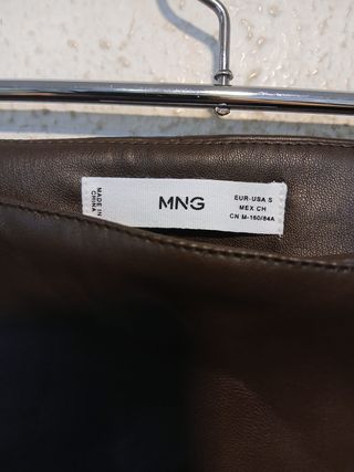 Pantalón Mango efecto piel marrón