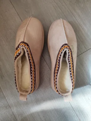 Zuecos UgG Beige con Bordado.