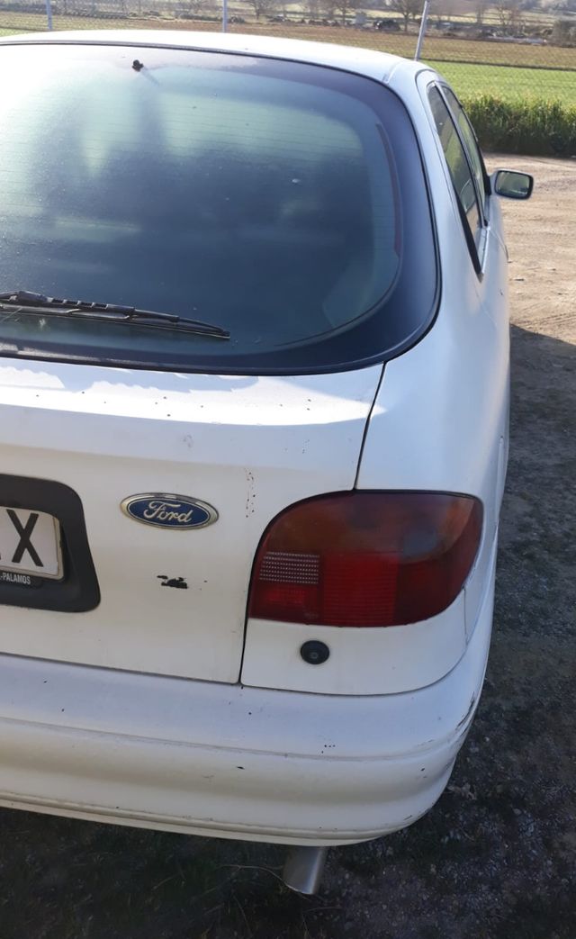 Ford Mondeo para piezas o finca privada