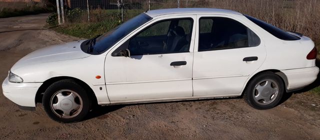 Ford Mondeo para piezas o finca privada