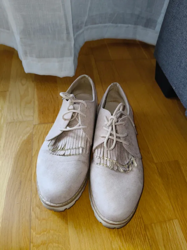 Zapatos rosa nude con cordones y flecos