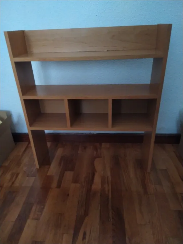 Libreria in legno con diversi reparti