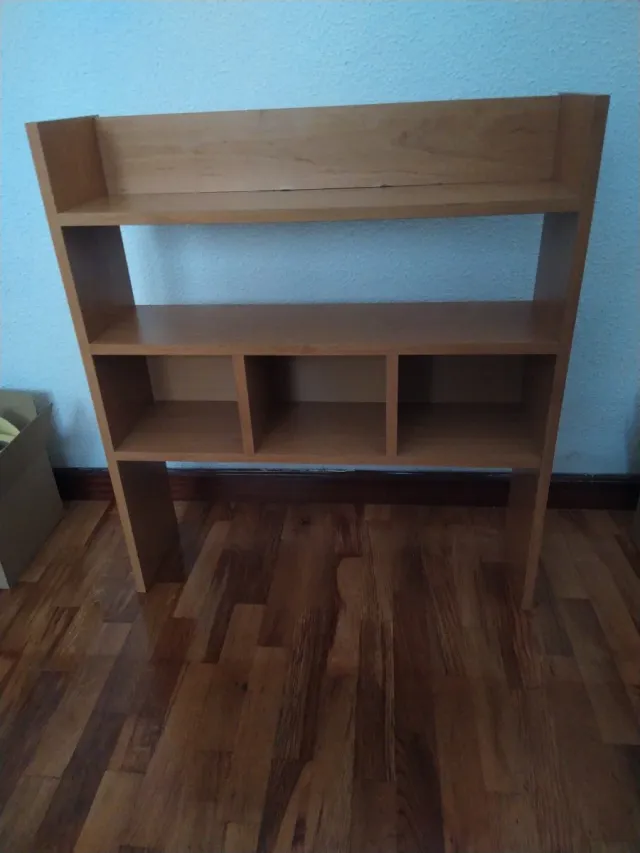 Libreria in legno con diversi reparti