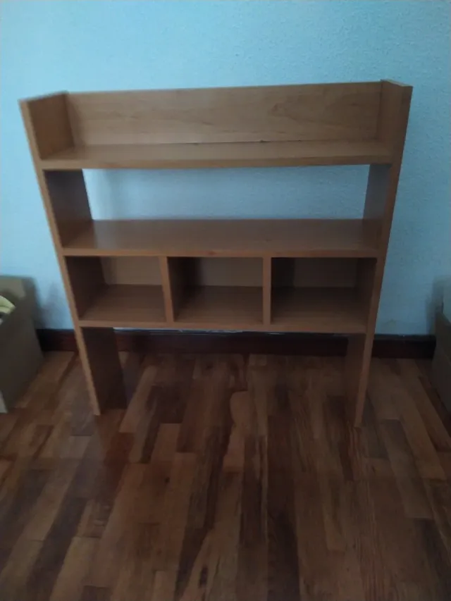 Libreria in legno con diversi reparti