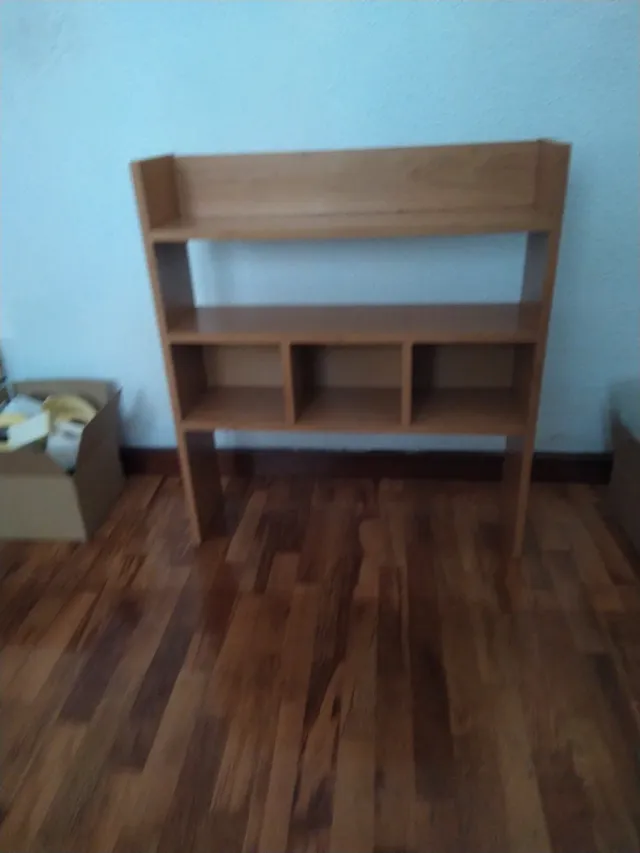 Libreria in legno con diversi reparti