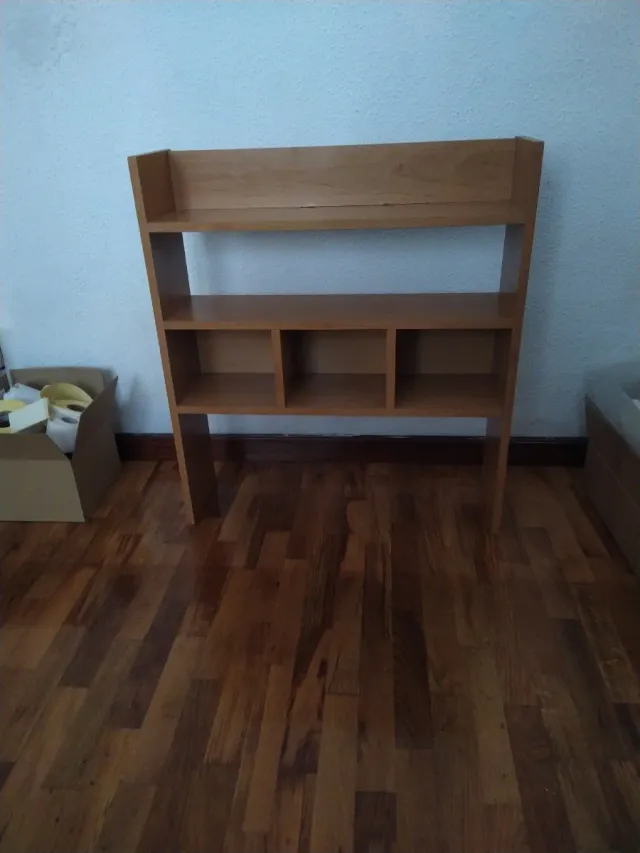 Libreria in legno con diversi reparti