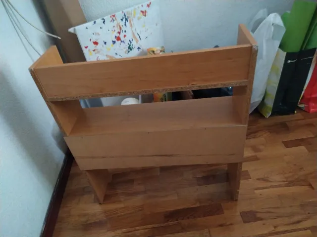 Libreria in legno con diversi reparti